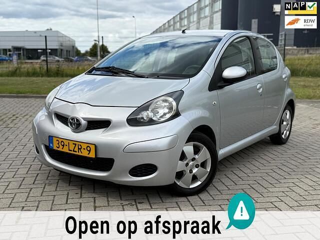 Grijs Gebruikt 2010 Toyota Aygo Comfort Hatchback | € 3.350 (Eerlijke prijs) - Afbeelding 1/4