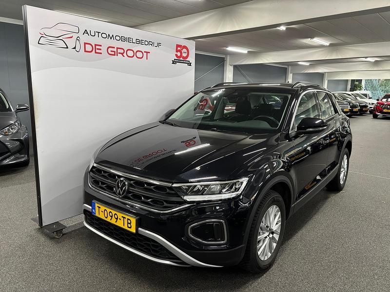 Zwart Gebruikt 2023 VW T-Roc Life SUV | € 24.095 (Eerlijke prijs) - Afbeelding 1/4