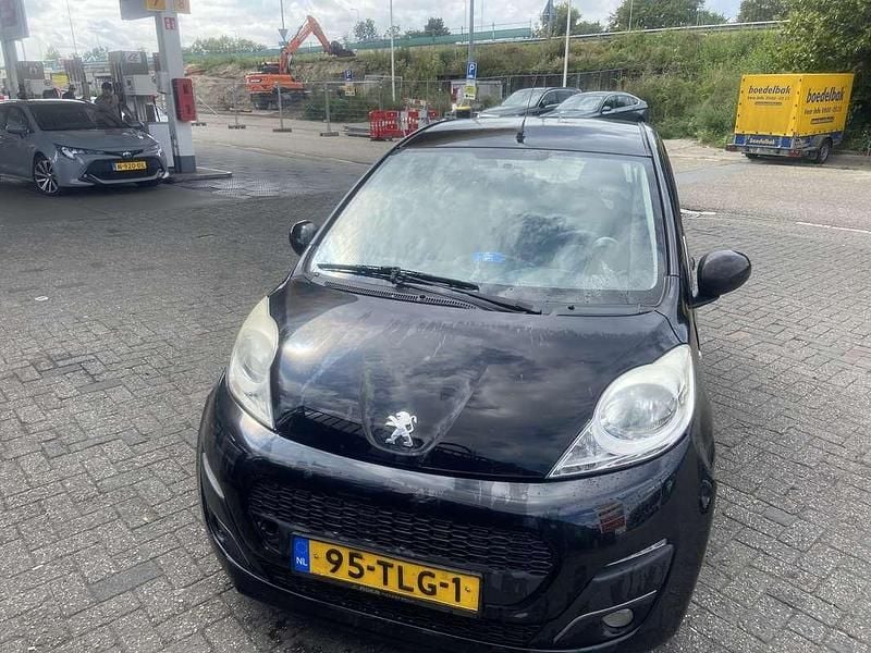 Zwart Occasion 2012 Peugeot 107 Active Hatchback | € 3.100 (Goede deal) - Afbeelding 1/4