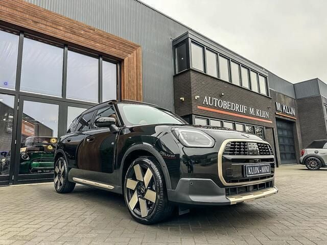 Zwart, metallic lak Gebruikt 2024 Mini Countryman Favoured SUV | € 42.950 (Eerlijke prijs) - Afbeelding 1/4