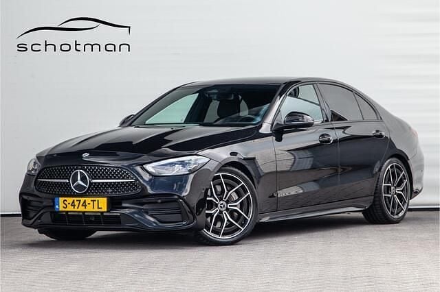 Zwart Occasion 2022 Mercedes C200 AMG line Sedan | € 38.500 (Eerlijke prijs) - Afbeelding 1/4