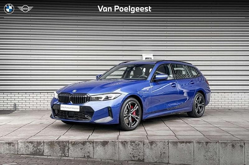 Blauw Gebruikt 2024 BMW 330e M Sport Stationwagen | € 53.900 (Eerlijke prijs) - Afbeelding 1/4