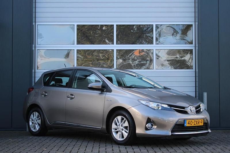 Bruin Gebruikt 2013 Toyota Auris Hybrid Hatchback | € 10.950 (Eerlijke prijs) - Afbeelding 1/4