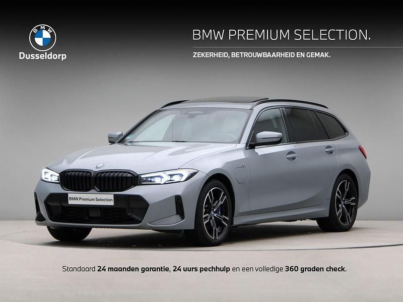 Grijs Gebruikt 2024 BMW 330e M Sport Stationwagen | € 48.950 (Super prijs) - Afbeelding 1/4