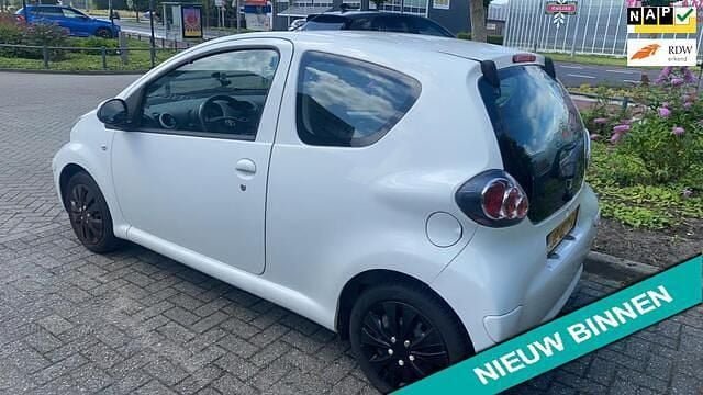 Wit Gebruikt 2011 Toyota Aygo Hatchback | € 2.795 (Goede deal) - Afbeelding 1/4