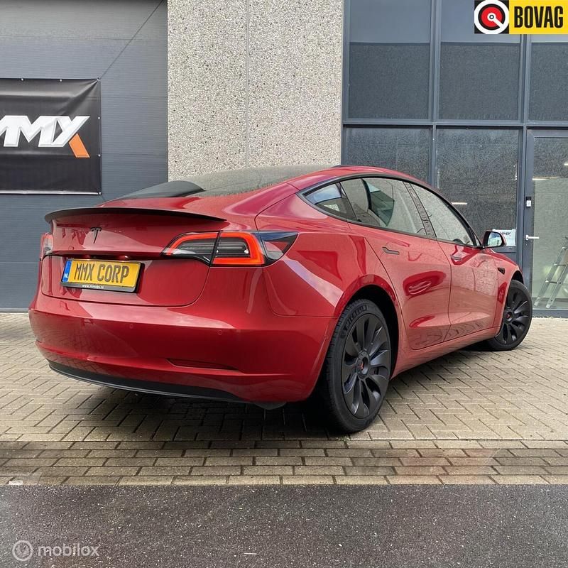 Rood Gebruikt 2021 Tesla Model 3 Standard Range Plus Sedan | € 23.999 (Eerlijke prijs) - Afbeelding 1/4
