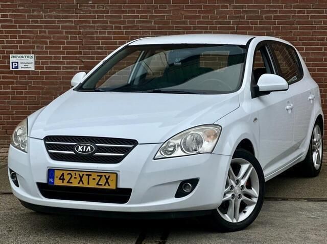 Wit, metallic lak Gebruikt 2007 Kia Ceed Hatchback | € 3.950 (Eerlijke prijs) - Afbeelding 1/4