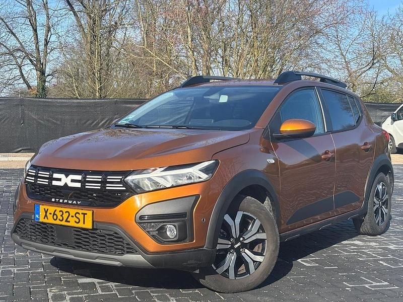 Oranje Gebruikt 2024 Dacia Sandero Expression Hatchback | € 16.995 (Goede deal) - Afbeelding 1/4