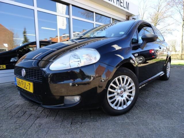 Zwart Occasion 2011 Fiat Grande Punto Hatchback | € 1.950 (Duur) - Afbeelding 1/4