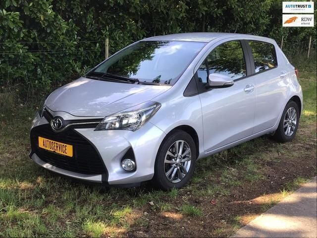 Grijs Gebruikt 2015 Toyota Yaris Hatchback | € 9.950 (Eerlijke prijs) - Afbeelding 1/4