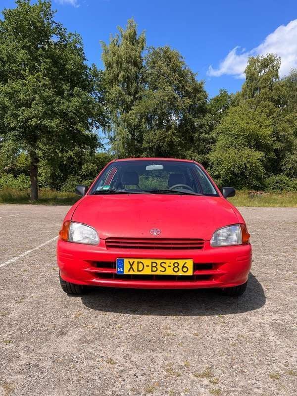 Rood Gebruikt 1998 Toyota Starlet XLi Hatchback | € 1.350 (Eerlijke prijs) - Afbeelding 1/4