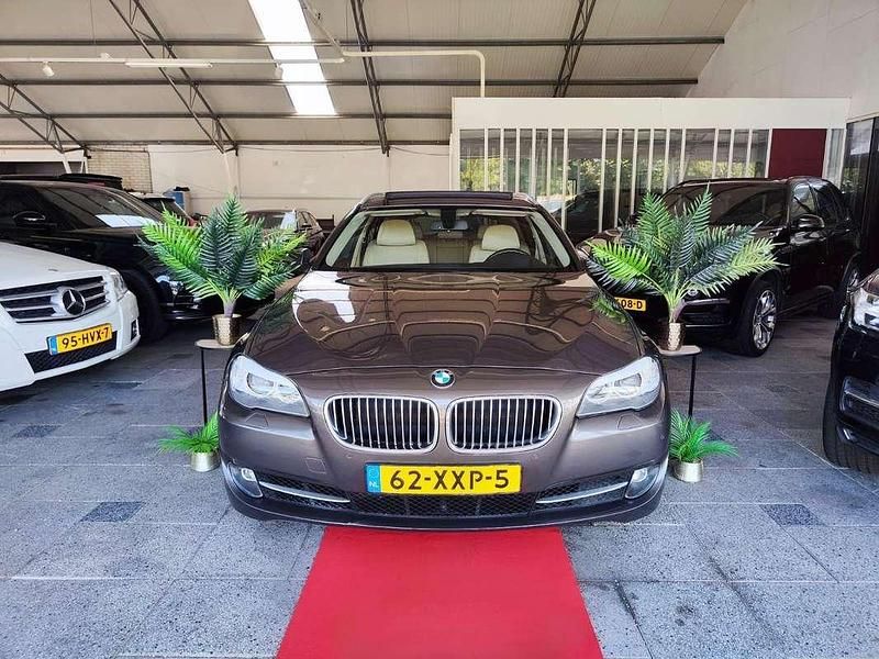 Bruin Gebruikt 2012 BMW 520 Executive Stationwagen | € 5.950 - Afbeelding 1/3