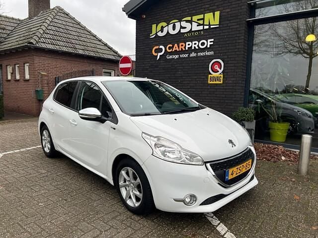 Wit Occasion 2015 Peugeot 208 Style Hatchback | € 7.450 (Goede deal) - Afbeelding 1/4