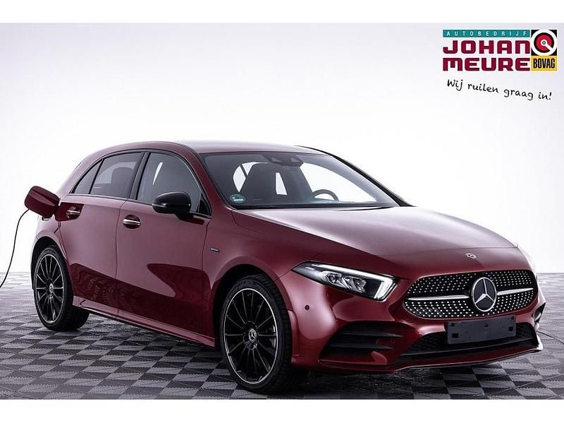 Rood Gebruikt 2021 Mercedes A250 AMG line Hatchback | € 29.900 (Goede deal) - Afbeelding 1/4