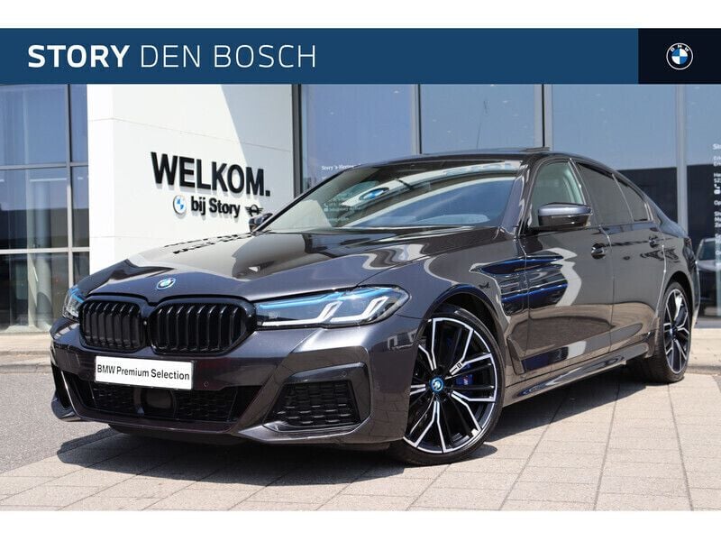 Grijs Gebruikt 2022 BMW 545e Comfort Edition Sedan | € 58.950 (Duur) - Afbeelding 1/4