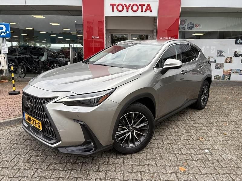 Zilver Gebruikt 2024 Lexus NX450h+ Executive Line SUV | € 54.895 (Eerlijke prijs) - Afbeelding 1/4