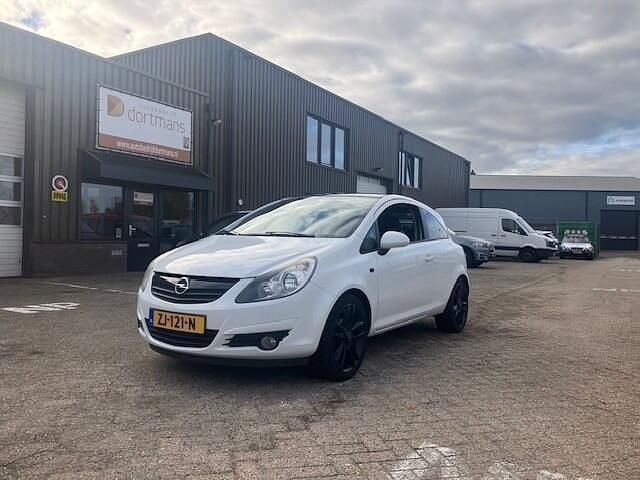 Wit Gebruikt 2011 Opel Corsa Hatchback | € 3.250 (Eerlijke prijs) - Afbeelding 1/4