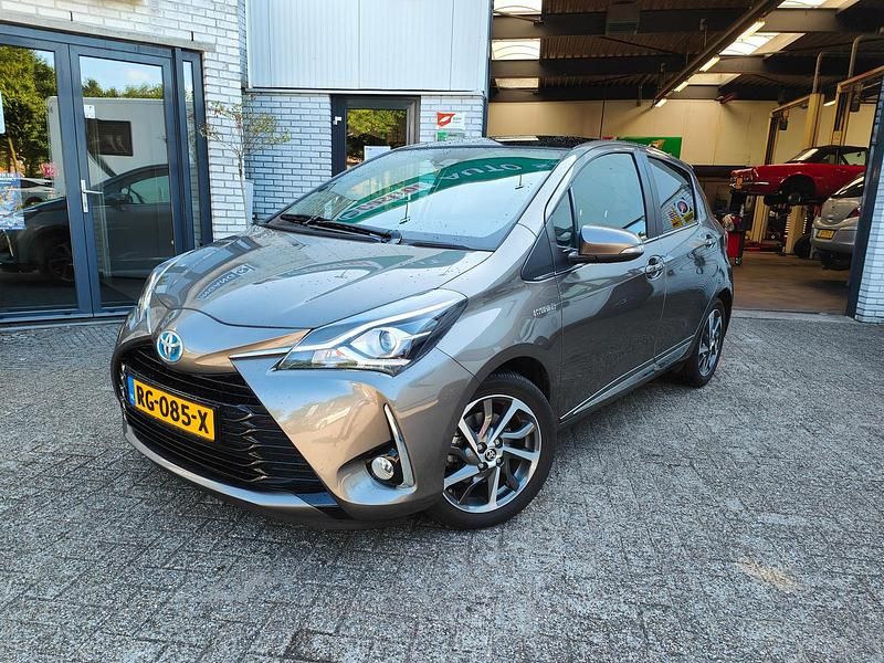 Grijs Gebruikt 2017 Toyota Yaris Premium MPV | € 15.950 - Afbeelding 1/4