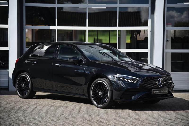 Zwart Occasion 2023 Mercedes A250 AMG line Hatchback | € 42.875 - Afbeelding 1/4