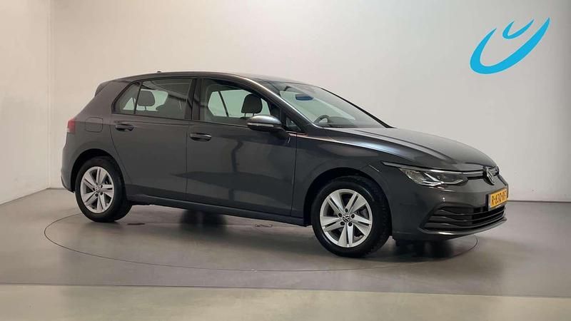 Grijs Gebruikt 2022 VW Golf VIII Life Hatchback | € 21.750 (Goede deal) - Afbeelding 1/3