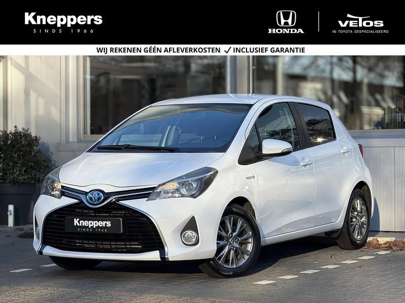Wit Occasion 2015 Toyota Yaris Hybrid Hatchback | € 13.900 (Eerlijke prijs) - Afbeelding 1/4