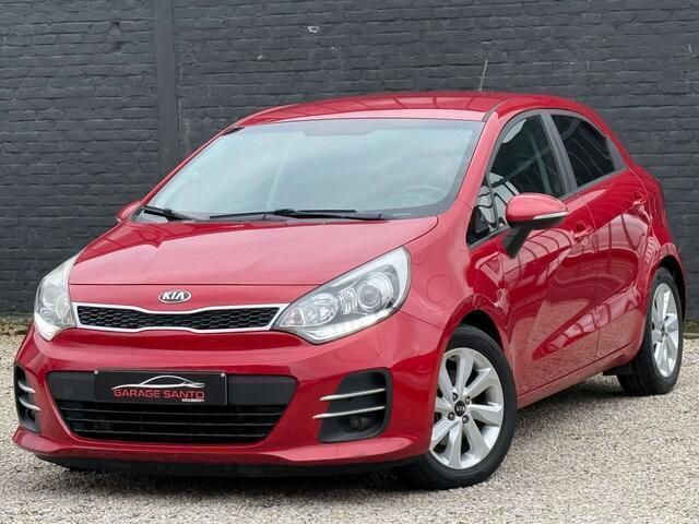 Rood Gebruikt 2016 Kia Rio Sedan | € 6.990 - Afbeelding 1/4