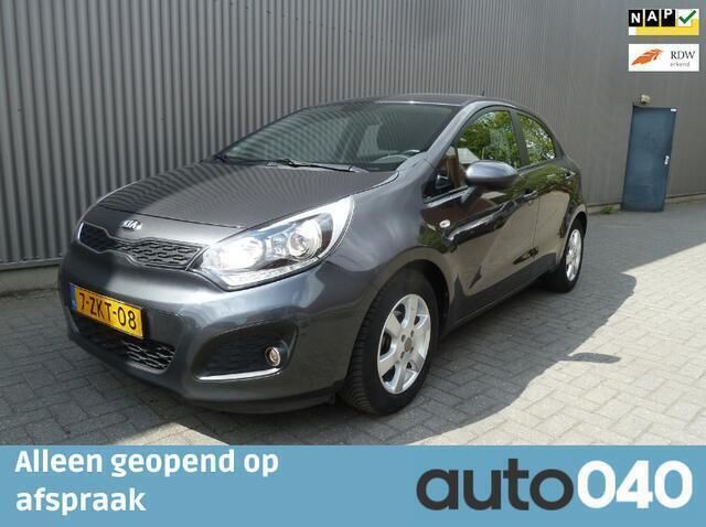Grijs Gebruikt 2015 Kia Rio Hatchback | € 8.250 (Eerlijke prijs) - Afbeelding 1/4