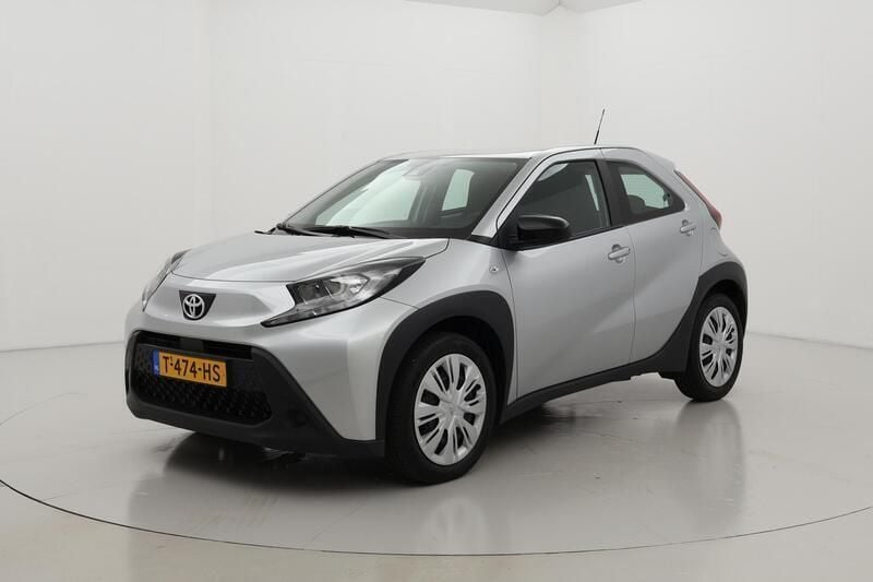 Grijs Gebruikt 2023 Toyota Aygo Play Hatchback | € 15.999 (Eerlijke prijs) - Afbeelding 1/4