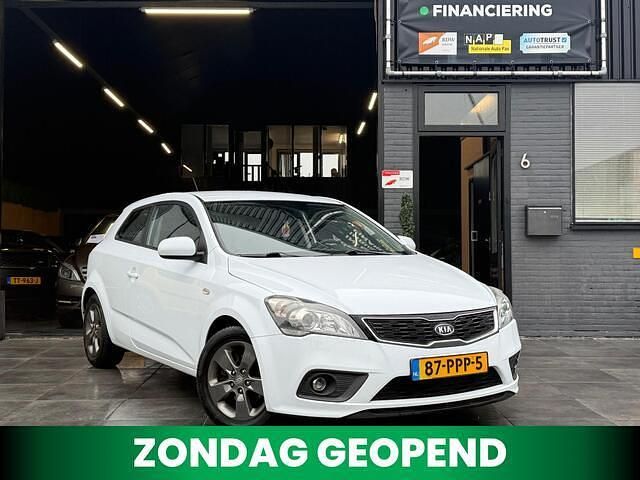 Wit Occasion 2011 Kia ProCeed Hatchback | € 3.944 (Eerlijke prijs) - Afbeelding 1/4