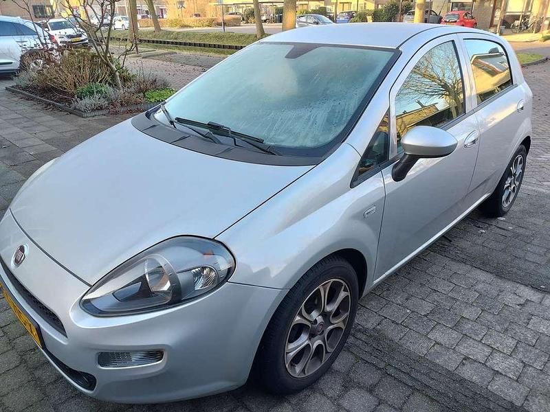 Grijs Occasion 2016 Fiat Punto Lounge MPV | € 5.500 (Eerlijke prijs) - Afbeelding 1/4