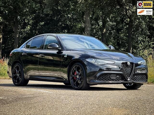 Zwart (metallic) Occasion 2018 Alfa Romeo Giulia Veloce Sedan | € 29.899 (Goede deal) - Afbeelding 1/4