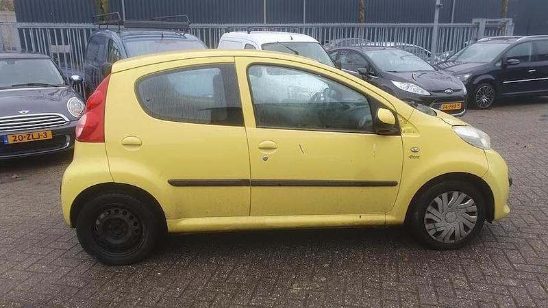 Occasion Peugeot 107 68 PK (50 kW) 2005 Geel Hatchback