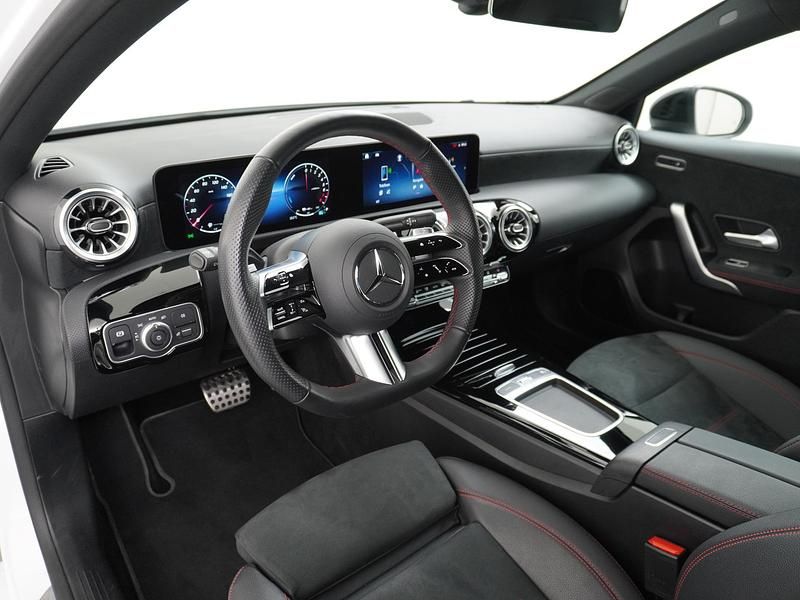 Occasion Mercedes A250 AMG line 218 PK (160 kW) 2024 Wit Hatchback