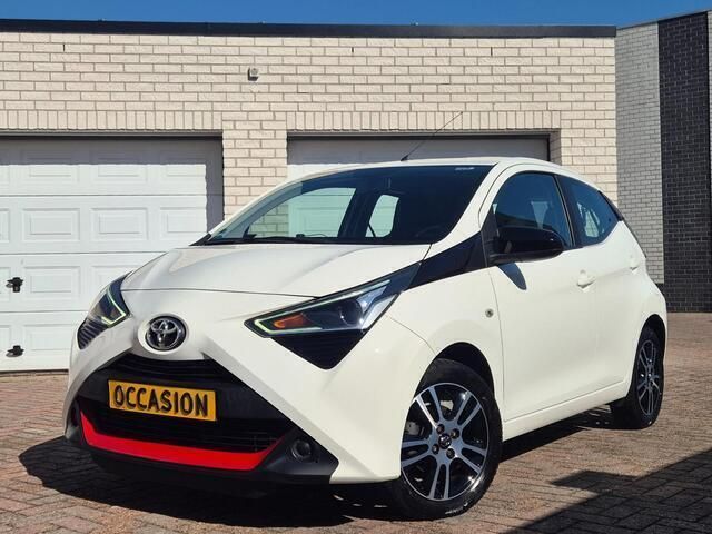 Wit Gebruikt 2018 Toyota Aygo X-play Hatchback | € 10.850 (Eerlijke prijs) - Afbeelding 1/4