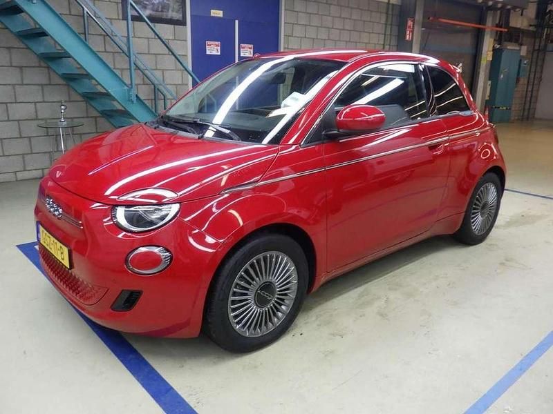 Rood Gebruikt 2024 Fiat 500e Comfort Hatchback | € 22.900 (Iets duurder) - Afbeelding 1/4