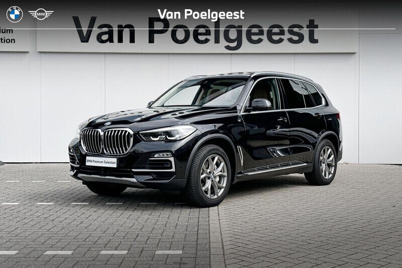 Black sapphire metallic (zwart metallic) Gebruikt 2021 BMW X5 Executive SUV | € 62.900 (Goede deal) - Afbeelding 1/4