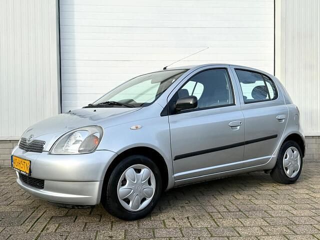 Zilver Occasion 2001 Toyota Yaris Sol Hatchback | € 1.850 (Eerlijke prijs) - Afbeelding 1/4