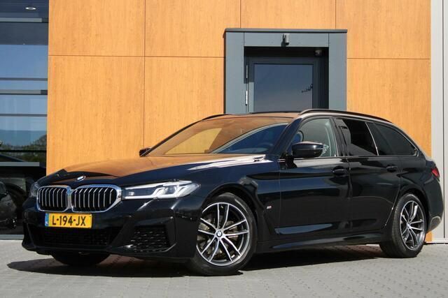 Zwart Gebruikt 2021 BMW 520 M Sport Stationwagen | € 31.950 (Eerlijke prijs) - Afbeelding 1/4