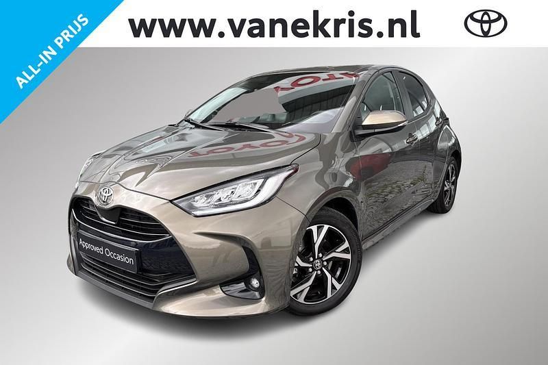 Groen, metallic lak Gebruikt 2024 Toyota Yaris Hybrid Edition Hatchback | € 25.599 (Eerlijke prijs) - Afbeelding 1/4
