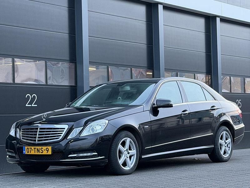 Zwart Occasion 2012 Mercedes E220 Sedan | € 6.950 (Eerlijke prijs) - Afbeelding 1/4