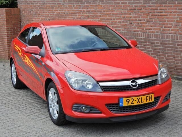 Rood Gebruikt 2007 Opel Astra Hatchback | € 2.750 (Eerlijke prijs) - Afbeelding 1/4
