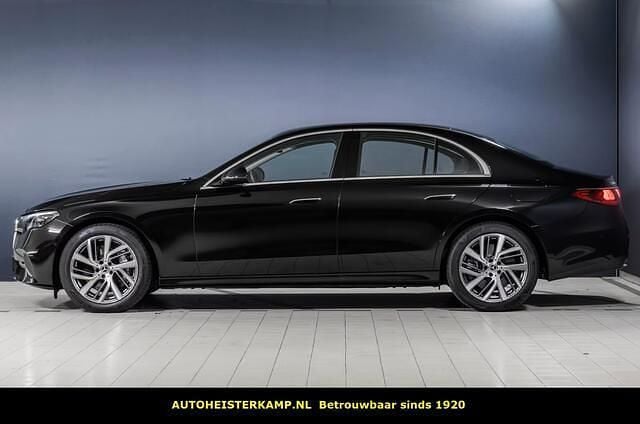 Zwart (metallic) Occasion 2024 Mercedes E300 Avantgarde Sedan | € 54.950 (Super prijs) - Afbeelding 1/4