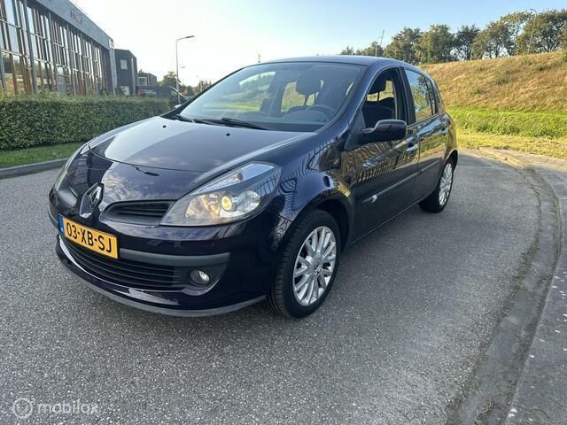 Paars Gebruikt 2007 Renault Clio II Dynamique Hatchback | € 2.650 (Eerlijke prijs) - Afbeelding 1/4