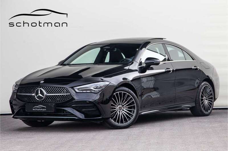 Zwart Gebruikt 2024 Mercedes CLA250e Premium Sedan | € 44.500 (Duur) - Afbeelding 1/4
