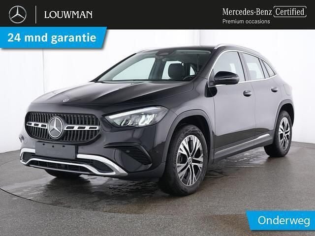 Donker kosmoszwart metaalkleur metallic Gebruikt 2023 Mercedes GLA250 Progressive SUV | € 43.750 (Eerlijke prijs) - Afbeelding 1/4