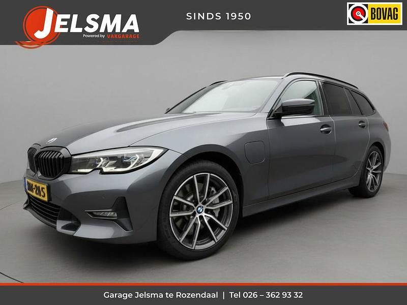 Grijs Occasion 2025 BMW 330e Executive Stationwagen | € 30.000 - Afbeelding 1/4