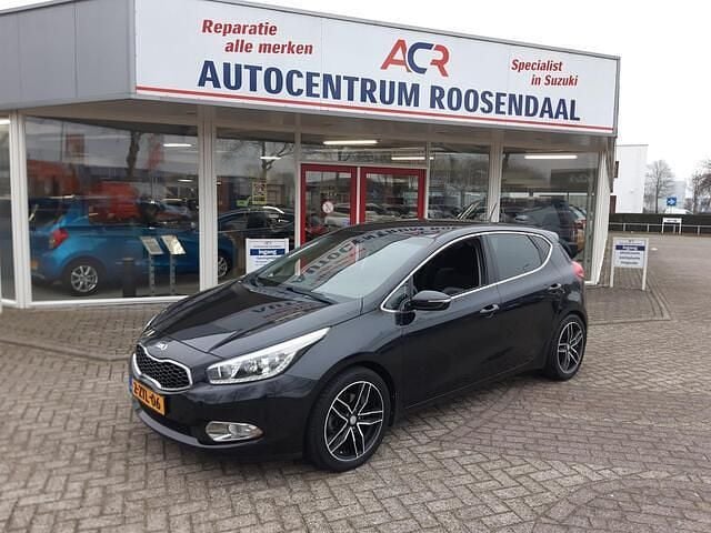 Zwart Occasion 2015 Kia Ceed Hatchback | € 10.949 (Iets duurder) - Afbeelding 1/4