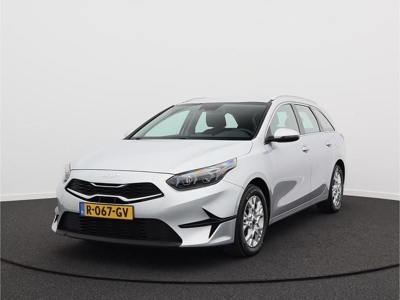 Grijs Occasion 2022 Kia Ceed Hatchback | € 14.450 (Eerlijke prijs) - Afbeelding 1/4