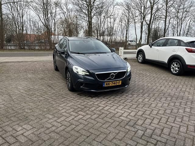 Blauw (metallic) Occasion 2017 Volvo V40 Hatchback | € 12.744 (Super prijs) - Afbeelding 1/4
