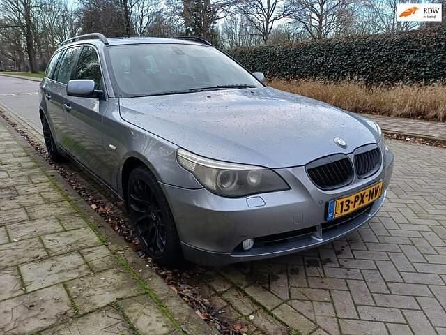 Grijs Gebruikt 2005 BMW 525 Executive Stationwagen | € 3.650 (Eerlijke prijs) - Afbeelding 1/4